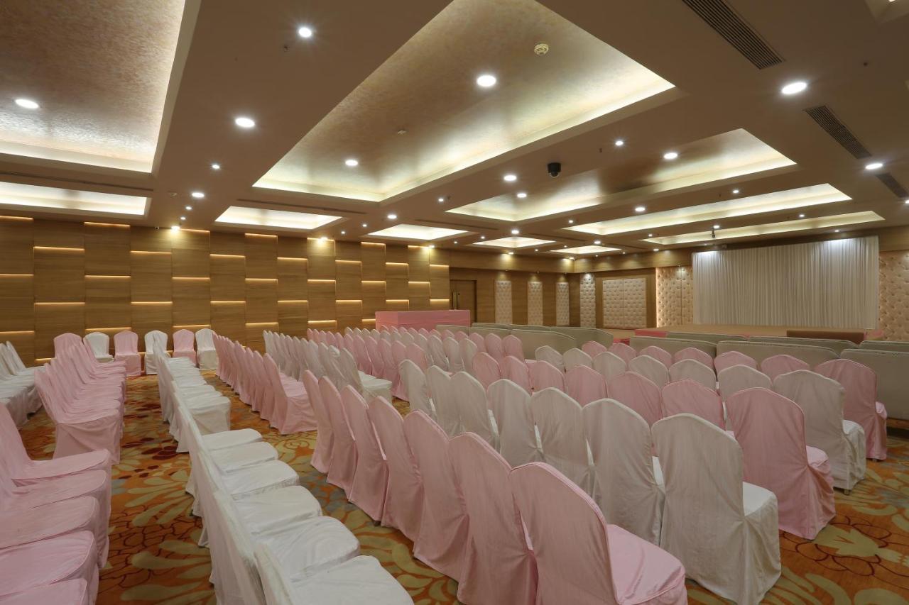 Ymca International Centre Hotel Ahmedabad Buitenkant foto